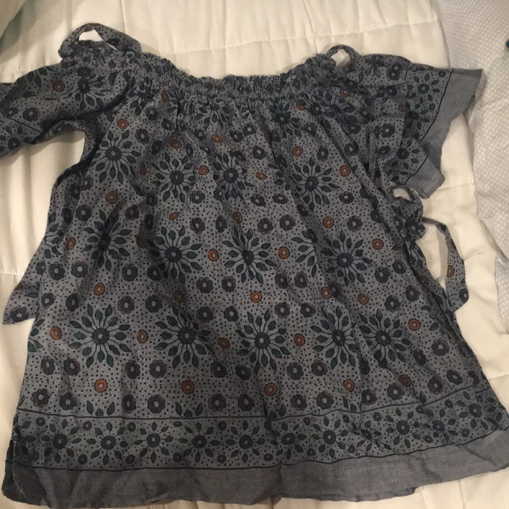 Shoulder less flowered shirt